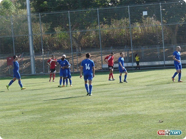 שחקני שיכון המזרח חוגגים את השער הדרמטי (אלי שמואלי)